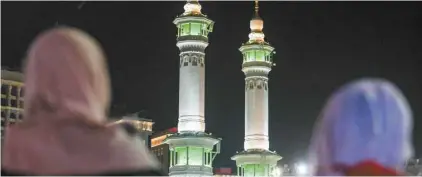  ?? AHMAD AL-RUBAYE AGENCE FRANCE-PRESSE ?? Des fidèles musulmans priaient autour de la Kaaba, le sanctuaire le plus sacré de l’islam, en Arabie saoudite, le 17 août dernier.