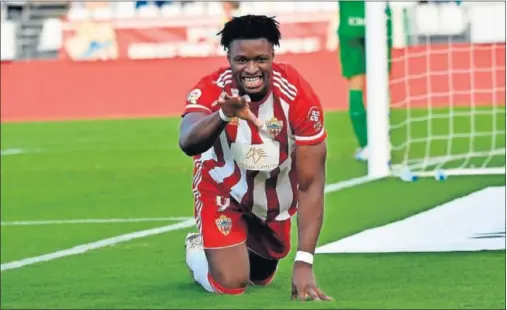  ??  ?? CLAVE. Sekou celebró así su gol al Huesca, que valió el segundo triunfo del Almería esta temporada.