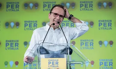  ??  ?? Energie Stefano Parisi, candidato del centrodest­ra alle Regionali