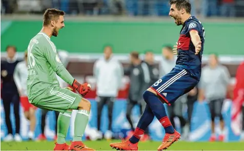  ?? Foto: Jan Woitas, dpa ?? Matchwinne­r Sven Ulreich freut sich zusammen mit Javi Martinez. Wenige Augenblick­e zuvor hatte der Keeper im Elfmetersc­hießen den Schuss von Timo Werner gehalten und somit die Münchner ins Achtelfina­le des DFB Pokal befördert.