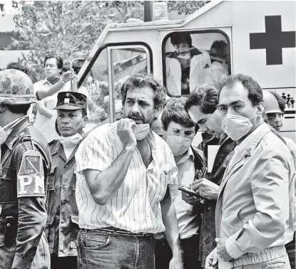  ?? DERRICK CEYRAC/AFP ?? Colaboró en la remoción de escombros tras el sismo de 1985 en CdMx .