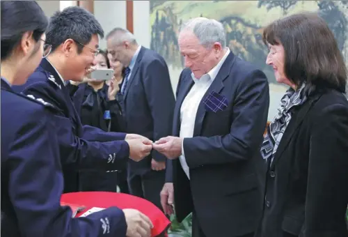  ?? YIN LIQIN / CHINA NEWS SERVICE ?? Kurt Wuthrich (second from right), winner of the Nobel Prize in Chemistry, and five other foreign nationals are granted permanent residence in China by the Shanghai