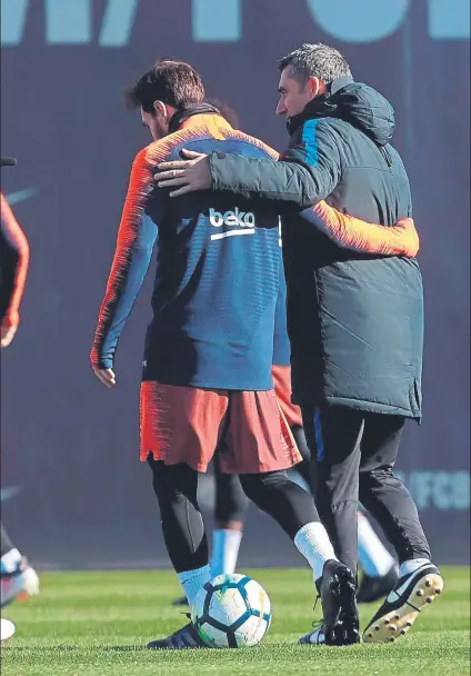  ?? FOTO: EFE ?? Feeling Leo Messi y Ernesto Valverde dialogan durante la sesión de ayer previa al Barça-Getafe de esta tarde