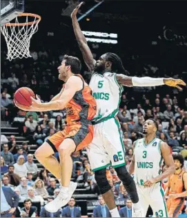  ?? FOTO: EFE ?? Sam Van Rossom, del Valencia Basket, lanzando ante Maurice Ndour, del Unics Kazan