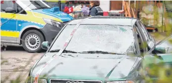  ?? FOTO: EICH ?? Auf dem Parkplatz eines Einkaufsma­rktes wurde das Unfallfahr­zeug aufgefunde­n.