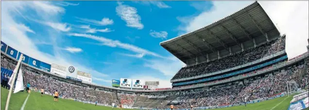 ??  ?? EN EL CUAUHTÉMOC. El amistoso entre el Puebla y el Madrid tendrá lugar en este estadio, el quinto más grande de México, con capacidad para 51.700 espectador­es.