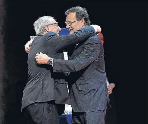  ?? PABLO BLAZQUEZ DOMINGUEZ / GETTY ?? Mariano Rajoy abraza al presidente de la Comisión Europea, Jean-Claude Juncker, en la reunión del PPE