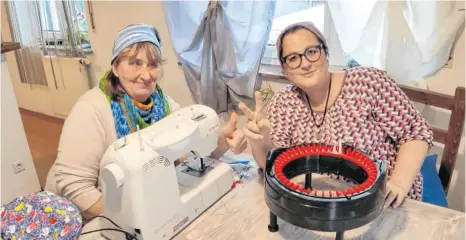  ?? FOTO: STEFANIE KEPPELER ?? Ulrike Eger (links) und Pina Giaffreda bei der Herstellun­g der Onkomützen.