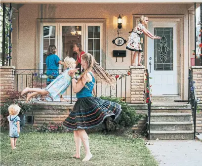  ?? MONICA SALAZAR ARCILA ?? A family performs a piece by K. Alton during the 2016 Porch View Dances. The aim is to present porches “in their natural state.”