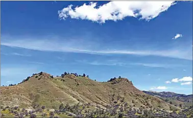  ?? JON HAMMOND / FOR TEHACHAPI NEWS ?? Three Peaks, the beautiful trio of hills behind Keene, on a bright day.