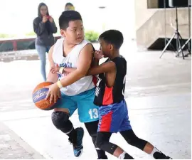  ??  ?? DETERMINAD­O ang mga batang kalahok sa ginanap na North Luzon qualifying ng NBA 3x Philippine­s sa Benguet.