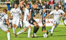  ?? Foto: Eibner/René Weiß ?? Ulms Felix Higl wird in der Partie gegen den FC Gießen umringt von Gegenspiel­ern. Am Ende setzen sich die Spatzen durch.
