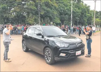  ??  ?? La camioneta de la contadora fue acribillad­a en pleno desplazami­ento, en el centro de Pedro Juan Caballero. El atentado estaría relacionad­o con una venganza.