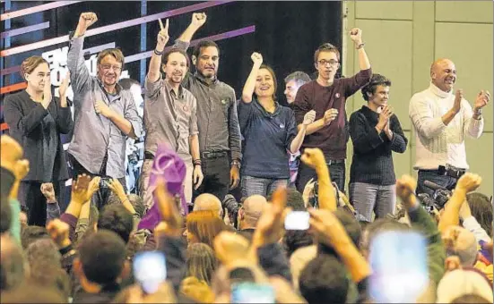  ?? MANÉ ESPINOSA ?? Colau, Domènech, Iglesias, Errejón y miembros de En Comú Podem, ayer en Bellvitge