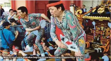  ??  ?? MAJLIS ritual yang dilakukan bagi menerima kemasukan anggota baru Yakuza.