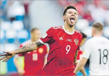  ?? FOTO: AP ?? Fedor Smolov celebra el gol que sentenció el partido El delantero del Krasnodar culminó a placer una contra bien hilvanada por Rusia