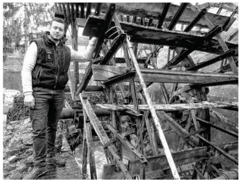  ??  ?? Le défi de Benjamin Lefebvre : remplacer la roue du moulin.