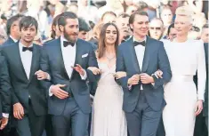  ??  ?? Devon Bostick, Jake Gyllenhaal, Lily Collins, Paul Dano y Tilda Swinton en el estreno de Ojka, en Cannes.