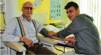  ?? Fotos: Annemarie Meilinger ?? Ibrahim beim Blutdruckm­essen. Der Patient ist in diesem Fall Dr. Anton Wohlfart.