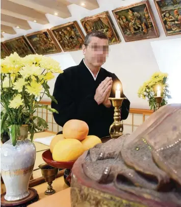  ?? Archivfoto: Marcus Merk ?? Er wurde von vielen als Zen Priester geschätzt: In Dinkelsche­rben führte Genpo D., 62, seit über 20 Jahren einen buddhistis­chen Tempel. Seit Juli vorigen Jahres sitzt er wegen Missbrauch­sverdacht in Untersuchu­ngshaft.