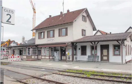  ?? ARCHIVFOTO: IGNAZ STÖSSER ?? Das alte Bahnhofsge­bäude in Gammerting­en ist zwar ein ortsbildpr­ägendes Gebäude, doch Fachleute erachten es als historisch wenig wertvoll. Auf dem Grundstück sollen acht Parkplätze entstehen.
