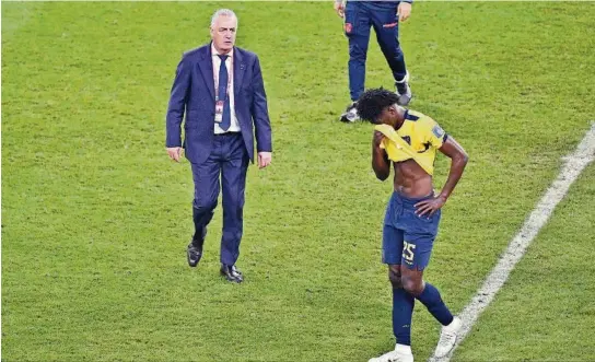  ?? AFP ?? kDOHA. Gustavo Alfaro (i), entrenador de Ecuador, se acerca a consolar a Jackson Porozo tras consumarse la derrota frente a Senegal, que eliminó a Ecuador.