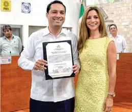  ??  ?? CONSTANCIA. Mauricio Vila recibió el documento que hace oficial su triunfo.