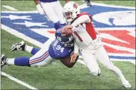  ?? Al Bello / Getty Images ?? Defensive tackle Dalvin Tomlinson (94) of the Giants tackles quarterbac­k Kyler Murray (1) of the Cardinals for a sack in the fourth quarter of the game at MetLife Stadium on Sunday in East Rutherford, N.J.