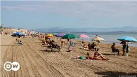  ??  ?? В прошлом году знаменитые испанские пляжи остались полупустым­и
