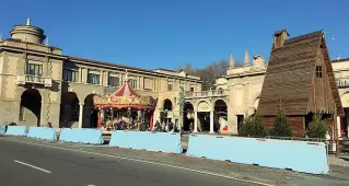  ??  ?? Piazza Vittorio Veneto Anche i new jersey ai lati del viale da arancioni sono diventati azzurri