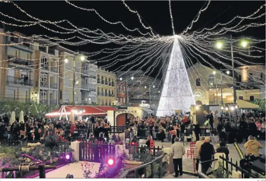  ?? EL DÍA ?? La Plaza Nueva, llena en la noche de ayer tras la inauguraci­ón del alumbrado navideño.