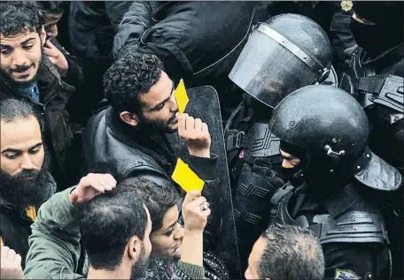  ?? SOFIENE HAMDAOUI / AFP ?? Tarjetas amarillas en las protestas contra el aumento de los precios y las medidas de austeridad ayer en Túnez