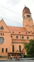  ??  ?? Die Kirche Herz Jesu bietet sich als Startpunkt an.