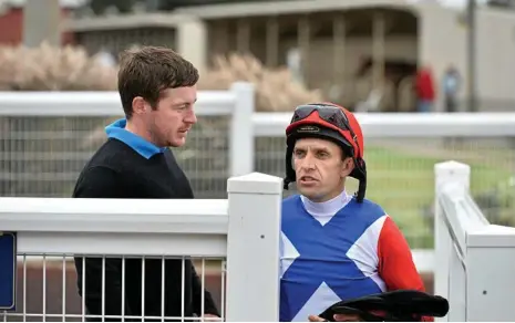  ?? PHOTO: KEVIN FARMER ?? JOB DONE: Mark Pegus and trainer Ben Currie discuss the recent win of Mishani Rainman at Clifford Park.