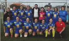  ?? ?? L’équipe féminine des seniors prête à disputer ce 1er match avec l’un de ses sponsors «Route 66».