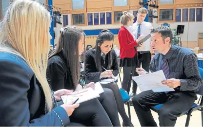  ?? Picture: Kim Cessford. ?? Morgan Academy’s Ellie Degernier, Kay Milton and India Malloch-Young talk with Dave Lord.
