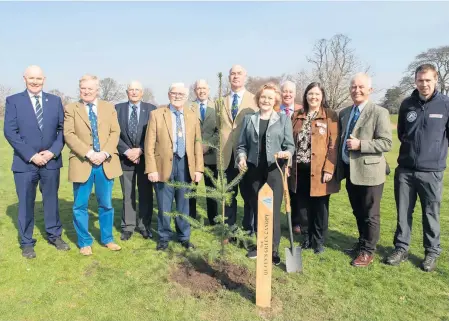  ?? ?? Trees
Guests were welcomed to the planting ceremony by Society captain Geoffrey Thomson. Photo: Angus Findlay
