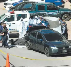  ?? FOTO: ALEX PÉREZ ?? El cadáver de Edwin Amador estaba envuelto en una sábana y en una bolsa negra en el carro que fue estacionad­o la tarde del lunes.