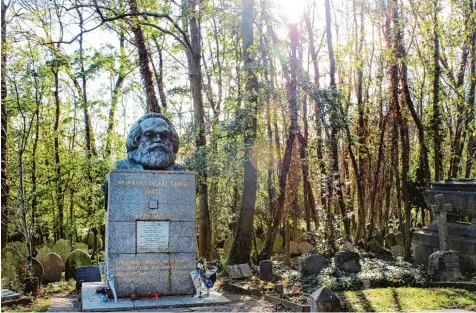  ??  ?? Über allen: das riesige Grabmal von Karl Marx auf dem Friedhof von Highgate in London. Das bombastisc­he Grab wurde in den 1950er Jahren errichtet.