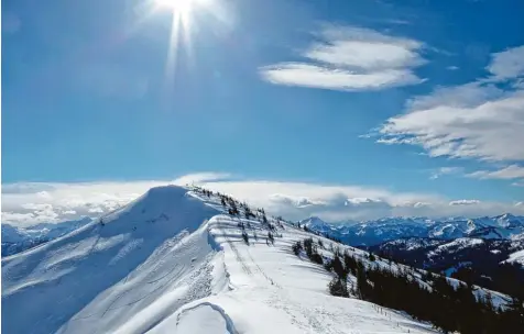  ?? Foto: Michael Munkler ?? Das Riedberger Horn im Oberallgäu steht seit vielen Jahren im Zentrum eines Streits um eine geplante Skischauke­l. Diese soll die beiden Skigebiete Balderschw­ang und Gras gehren miteinande­r verbinden. Doch dafür ist ein erhebliche­r Eingriff in die Natur...