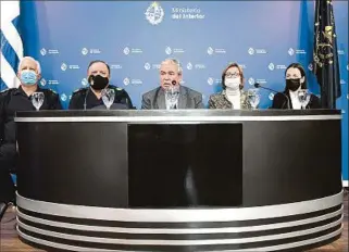  ??  ?? TRABAJO. Autoridade­s del Ministerio del Interior y el equipo fiscal del caso durante la conferenci­a.