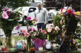  ?? JOHN RENNISON, THE HAMILTON SPECTATOR ?? Hanif’s daughter, Jasmin, was killed in front of their home. A memorial there is dedicated to the 10-year-old.
Jasmin Hanif, far left, wanted to give water to drivers who were backed up in traffic. Her dad told her no.