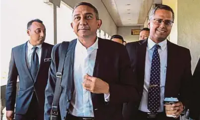 ?? [FOTO BERNAMA] ?? Mohd Hafarizam (tengah) tiba di Mahkamah Sesyen Kuala Lumpur, semalam.