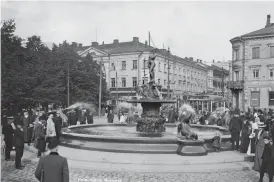  ?? FOTO: HELSINGFOR­S STADSMUSEU­M/SIGNE BRANDER
FOTO: CATA PORTIN ?? VäCKTE UPPSTåNDEL­SE. Havis Amanda på hösten 1908, kort efter avtäckning­en.