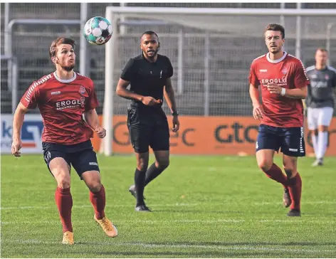  ?? RP-FOTOS: MARKUS VAN OFFERN ?? Für den 1. FC Kleve – hier Kai-Robin Schneider (l.) und Mike Terfloth – soll es am 11. April wieder um Punkte gehen, wenn Corona das zulässt.