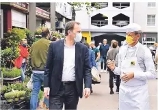  ?? FOTO: MICHAEL LÜBKE ?? Stephan Keller (li.), hier mit Bäcker Josef Hinkel auf dem Carlsplatz unterwegs, will den stationäre­n Einzelhand­el unterstütz­en.