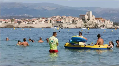  ??  ?? Les plages et les piscines privées ont été meurtrière­s cet été. Une situation d’autant plus inquiétant­e qu’en cette fin de saison, les postes de secours ferment les uns après les autres. Et le beau temps perdure pourtant, incitant à la baignade.