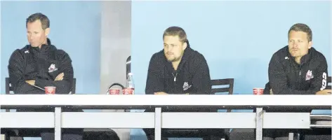  ?? BOB TYMCZYSZYN/STANDARD STAFF ?? New Niagara IceDogs associate coach Ted Dent, left, watches a training camp scrimmage with goaltendin­g coach Ryan Ludzik and fellow assistant Kris Sparre at the Meridian Centre in St. Catharines.