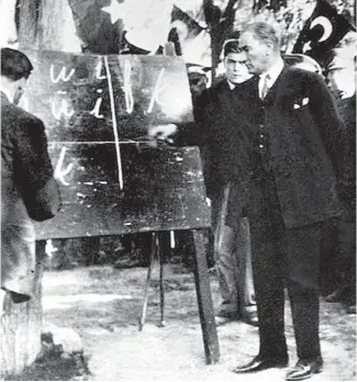  ?? FUENTE EXTERNA ?? Mustafá Kemal enseñando el alfabeto latino en un parque.