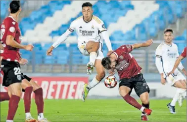  ?? ?? Álvaro Rodríguez disputa un balón con Eliseo durante el partido jugado anoche.